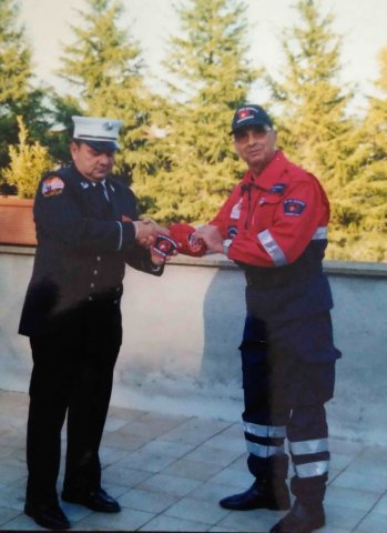 Fabio a Capodimonte (VT) nel 2002 con un Vigile del Fuoco di New York